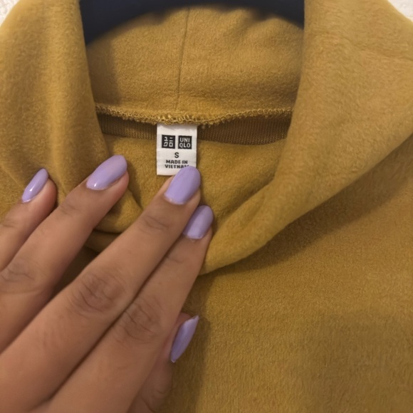 UNIQLO TURTLENECK - Picture 3 of 6